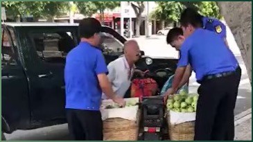 深圳城管土匪式执法：老人电动车上的水果被强行没收