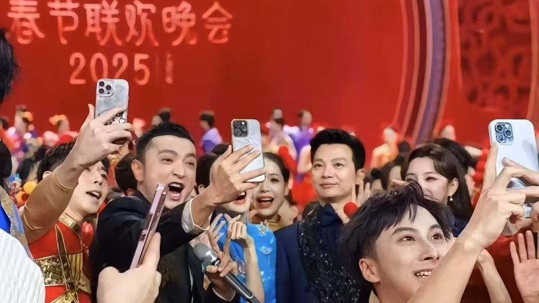 “爱国”的谎言揭穿：央视主持人用苹果自拍的双标闹剧