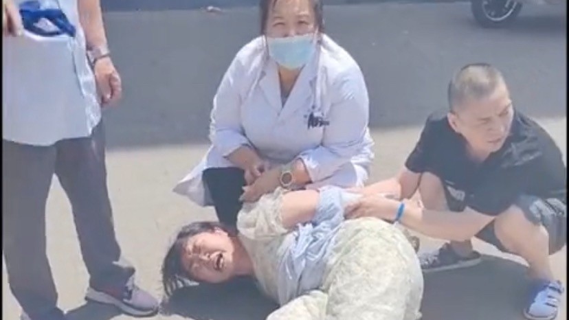 手铐、担架与“精神病”标签：河南街头急救事件引发制度滥权警醒